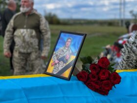 прощання, герой