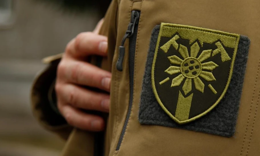 рука, шеврон