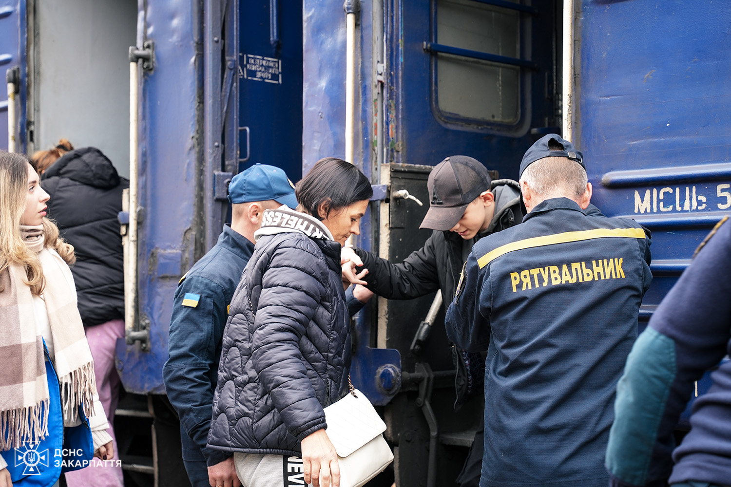 потяг, рятівники