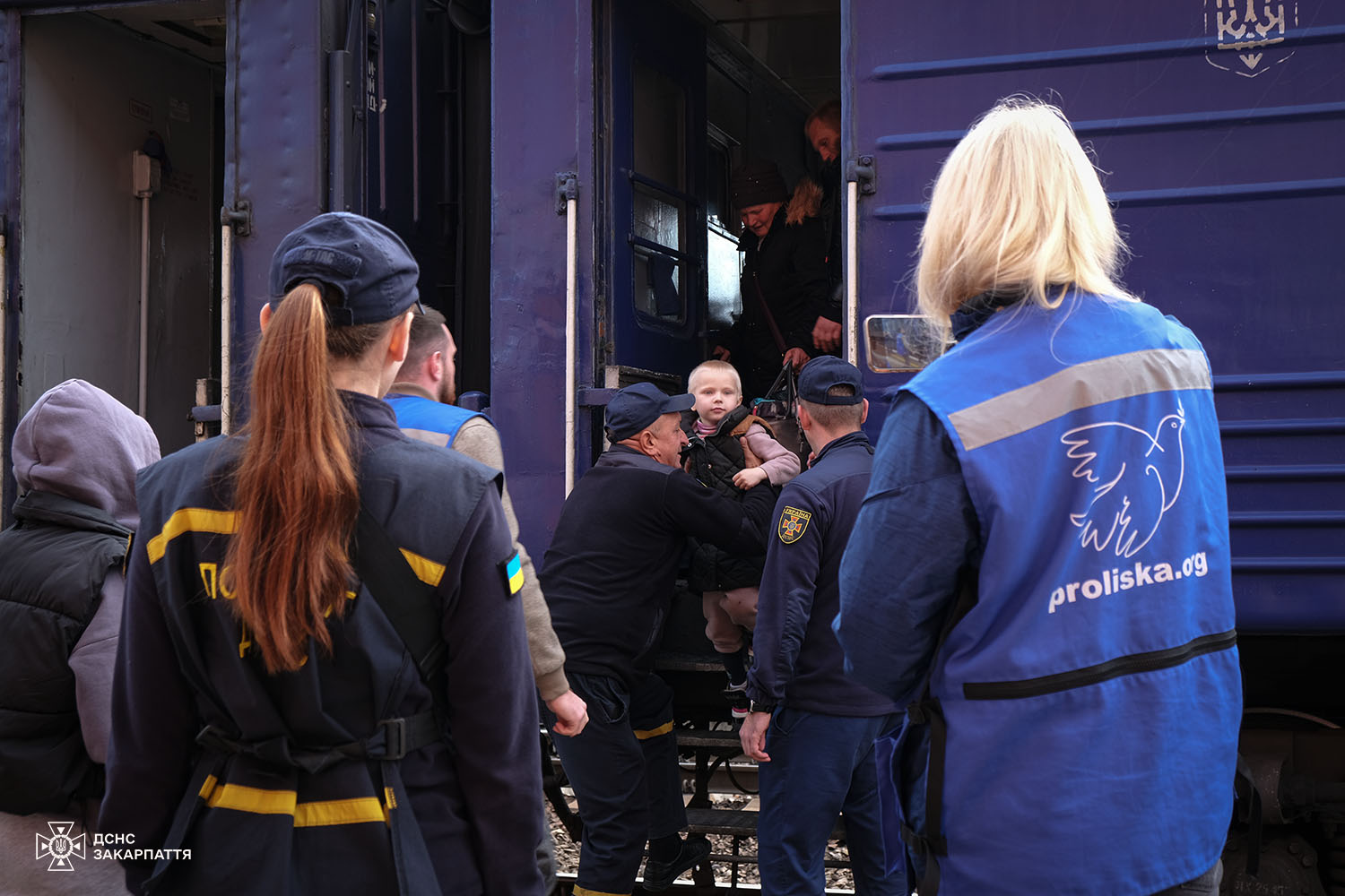 волонтери, рятувальники