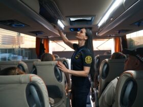 жінка, салон автобусу