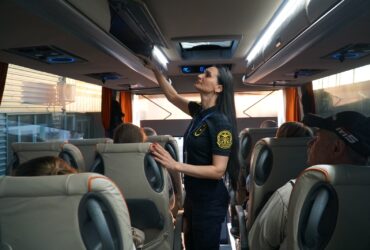 жінка, салон автобусу