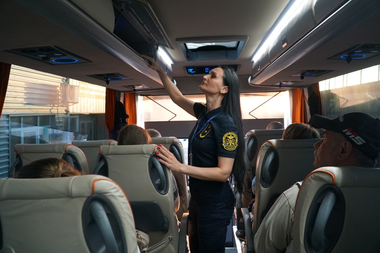 жінка, салон автобусу