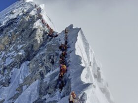 Майже тисяча людей застрягли на горі Еверест через хуртовину. Туристів почали евакуйовувати
