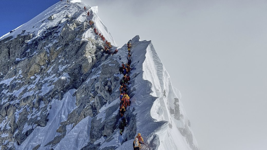 Майже тисяча людей застрягли на горі Еверест через хуртовину. Туристів почали евакуйовувати