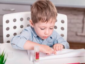 діти роблять поробки