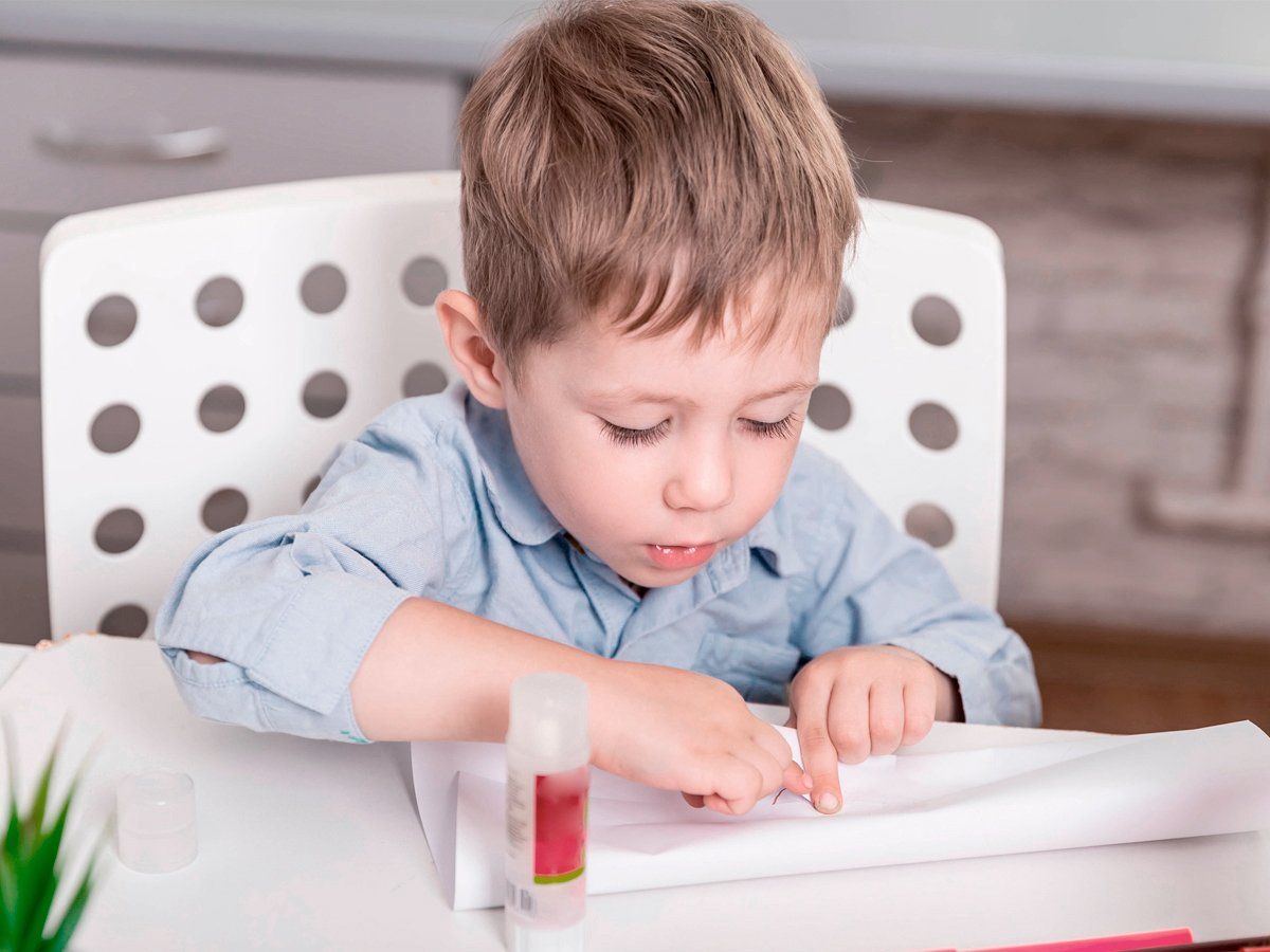 діти роблять поробки