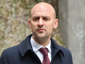 чоловік, краватка