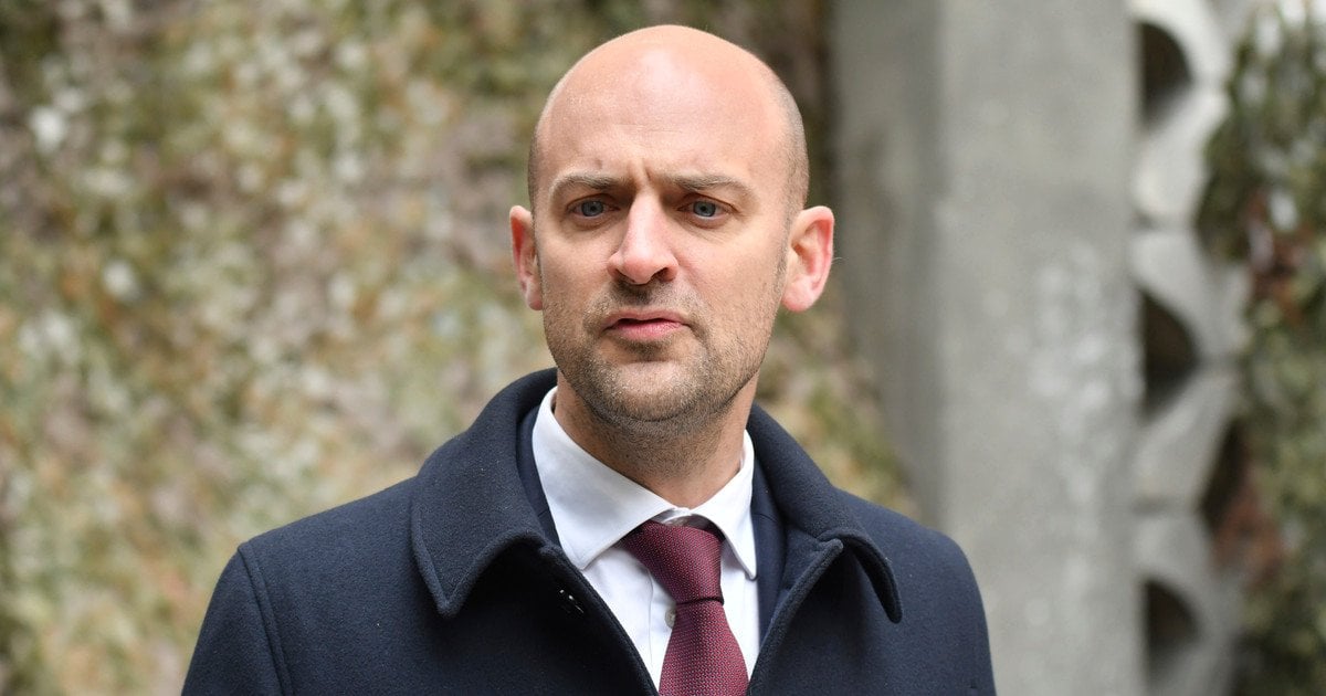 чоловік, краватка