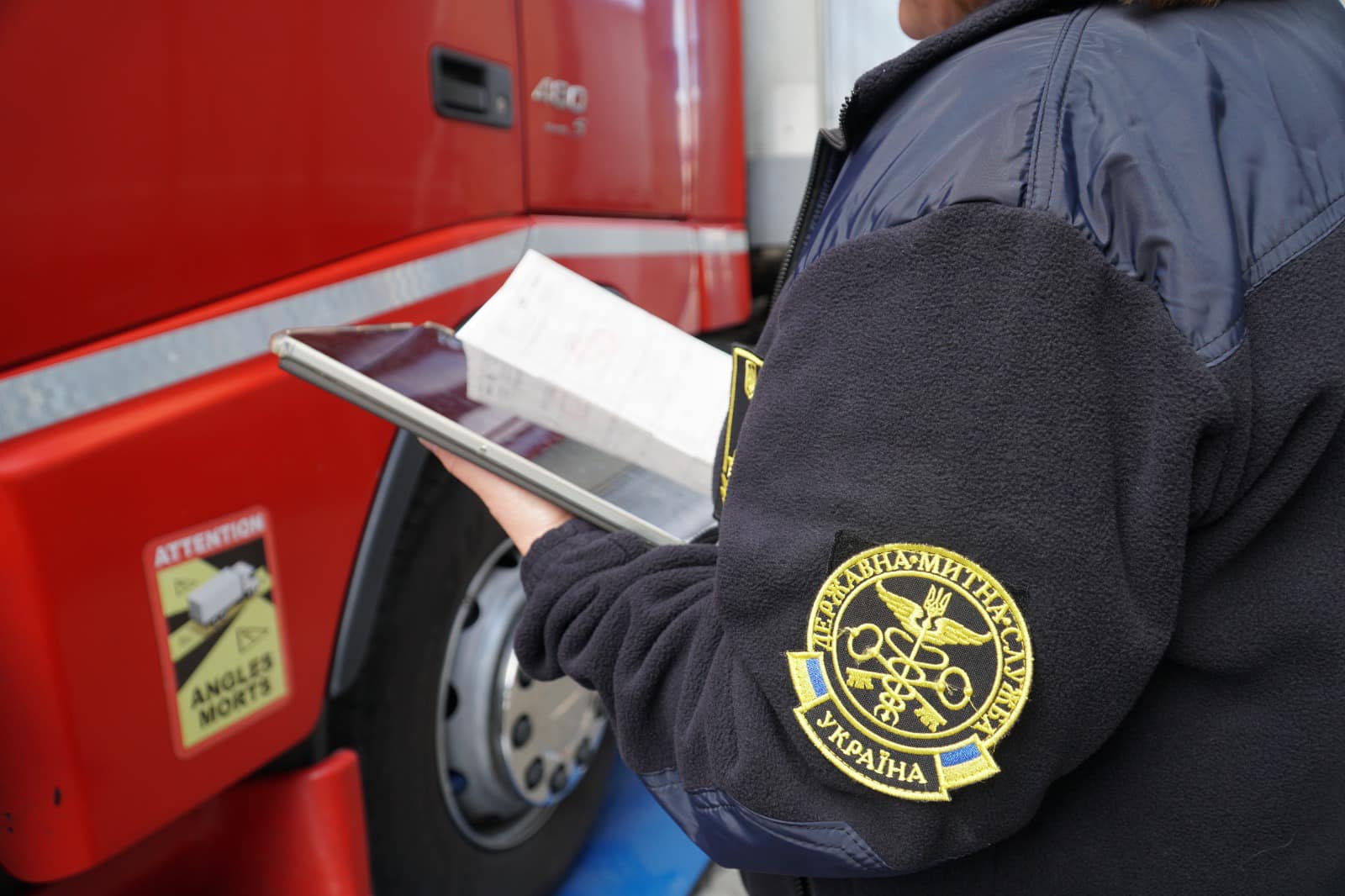 емблема, людина