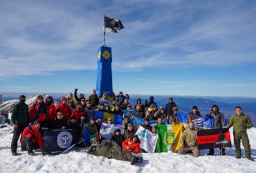 чоловіки, монумент