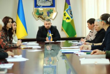 люди, прапори