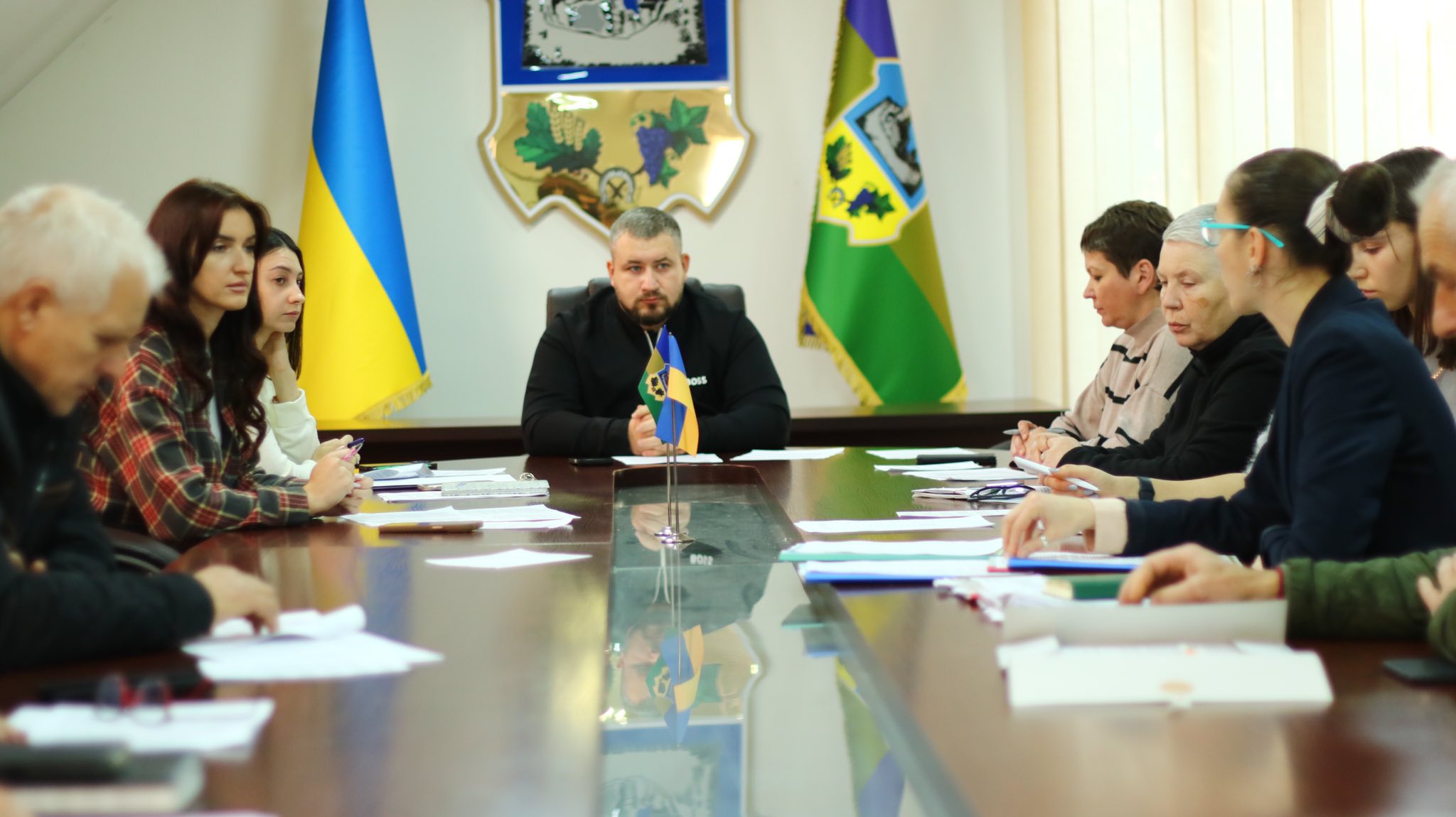 люди, прапори