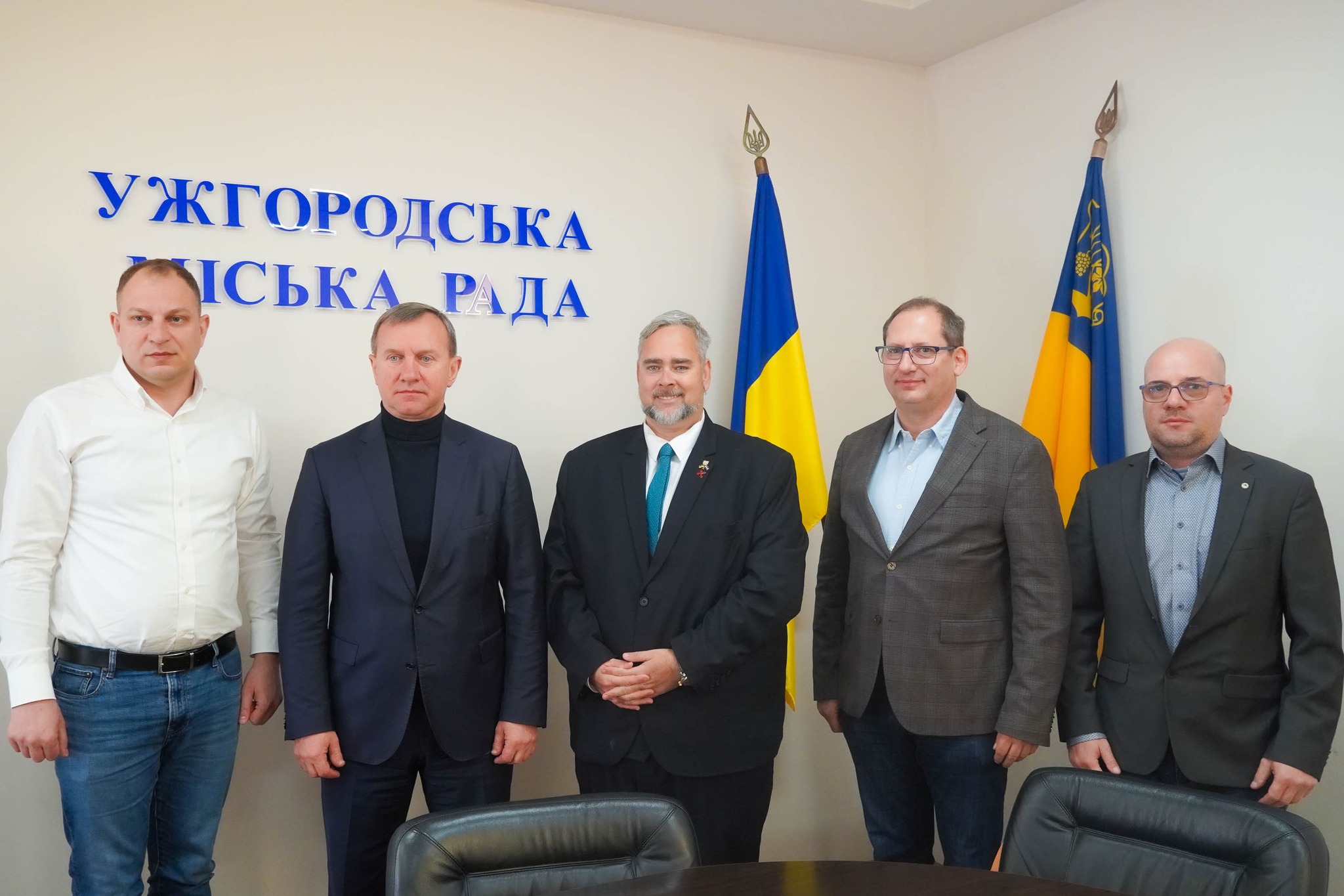 чоловіки, прапори