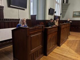 жінка, виступ