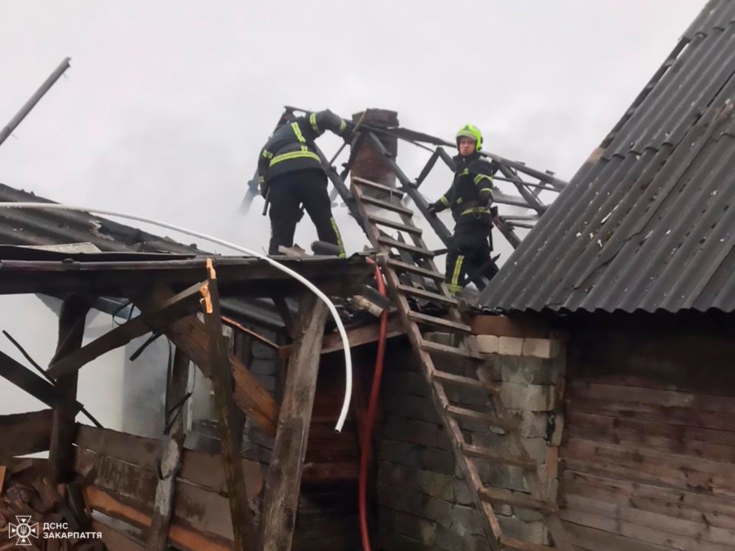 сарай, вогнеборці