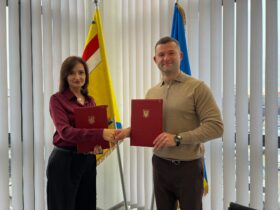 люди, прапори