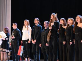 молодь, сцена