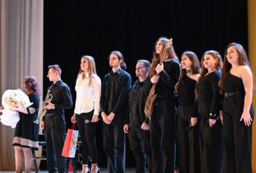 молодь, сцена