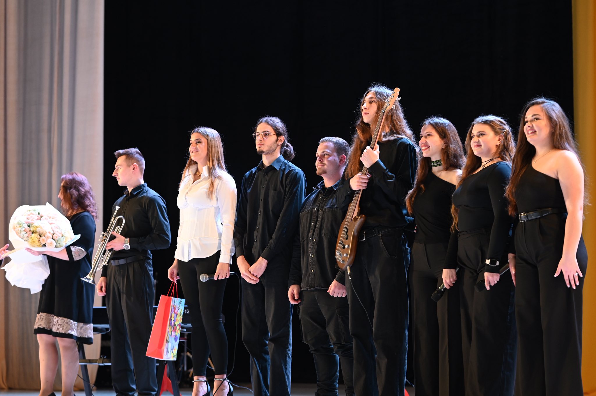 молодь, сцена