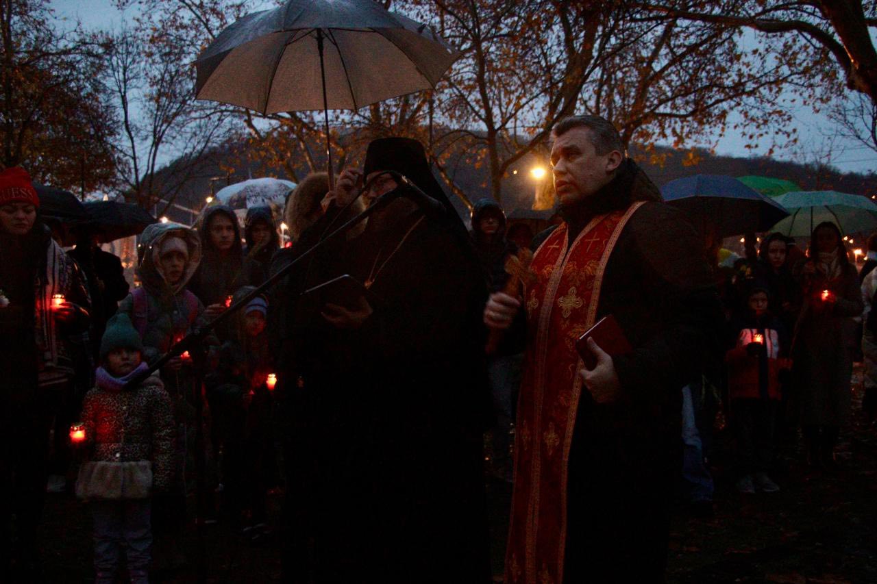 люди, свічки, ніч