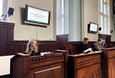 жінка, чоловік, трибуна