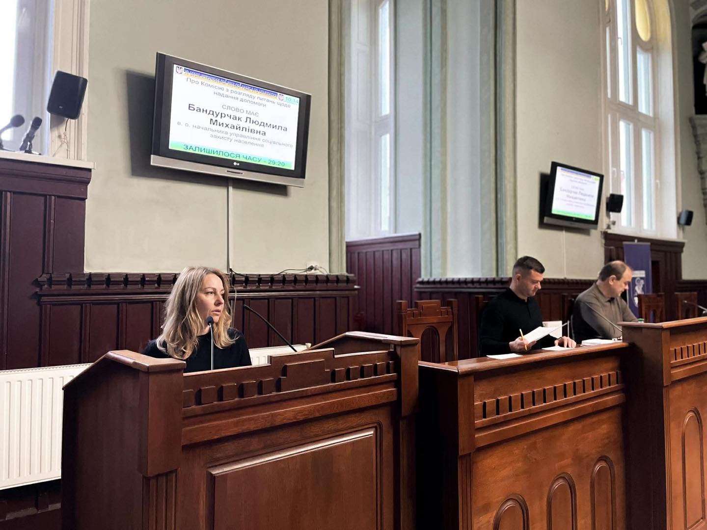 жінка, чоловік, трибуна