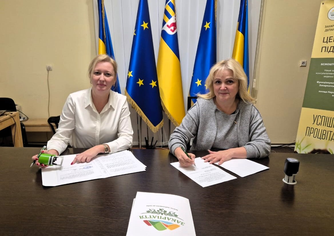 жінки, прапори