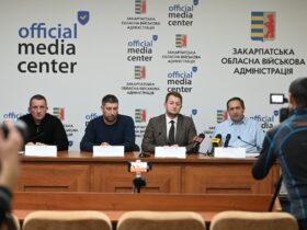 чоловіки, трибуна