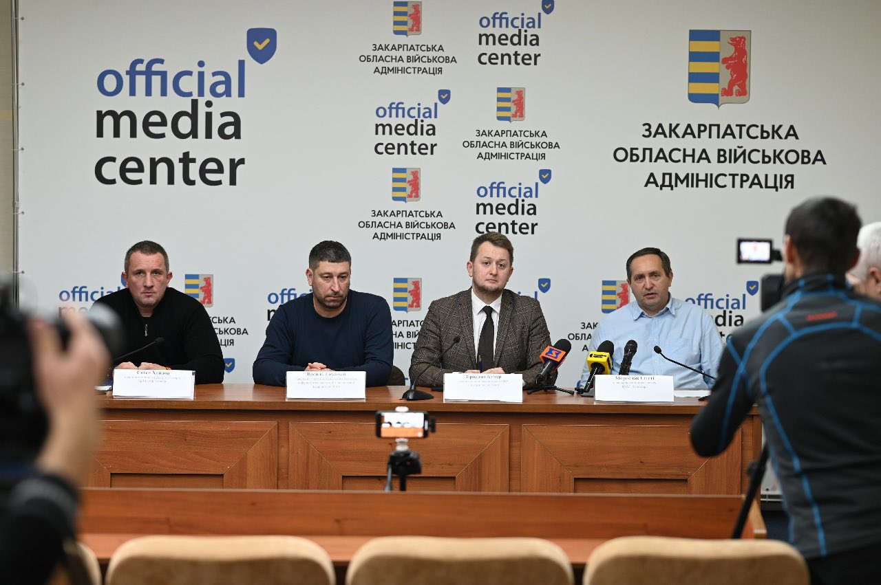 чоловіки, трибуна