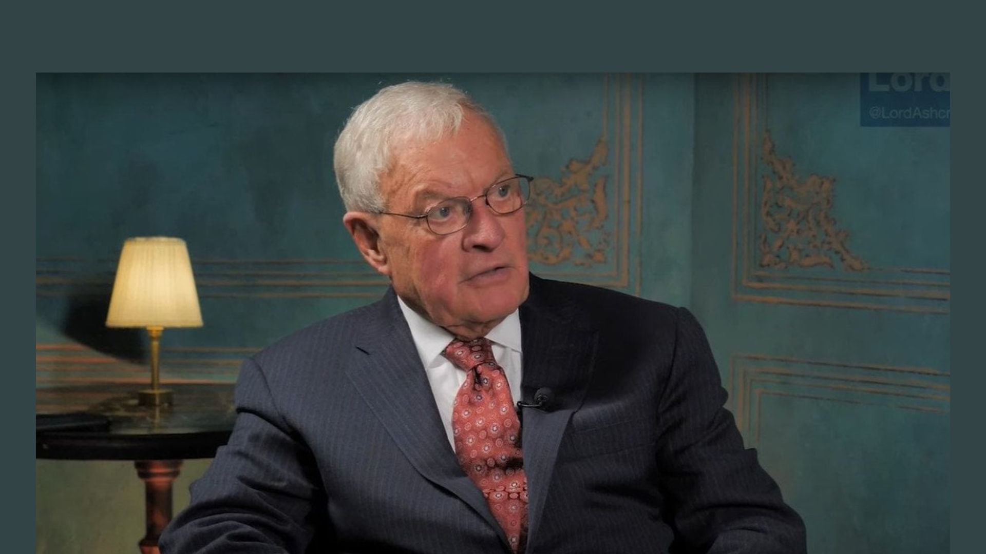 чоловік, лампа