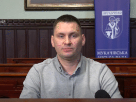 чоловік, диктор