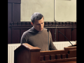 чоловік, трибуна