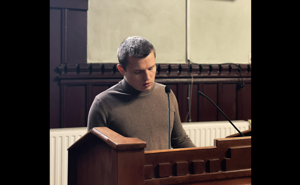 чоловік, трибуна