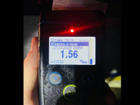 алкотестер, рука