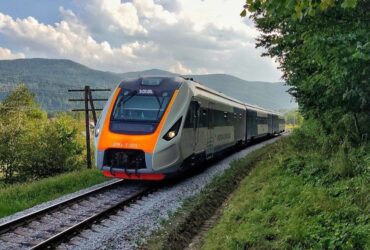 потяг, гори