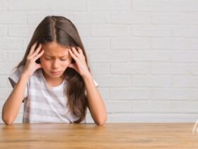 дівчинка, стіл