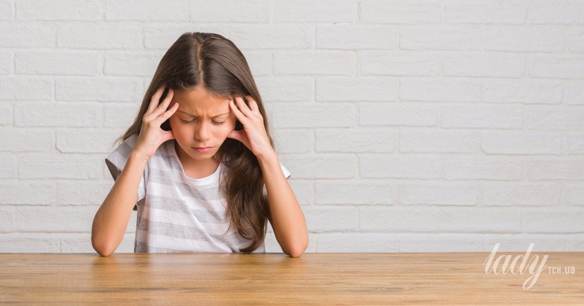 дівчинка, стіл