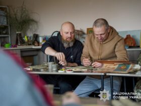 чоловіки, стіл