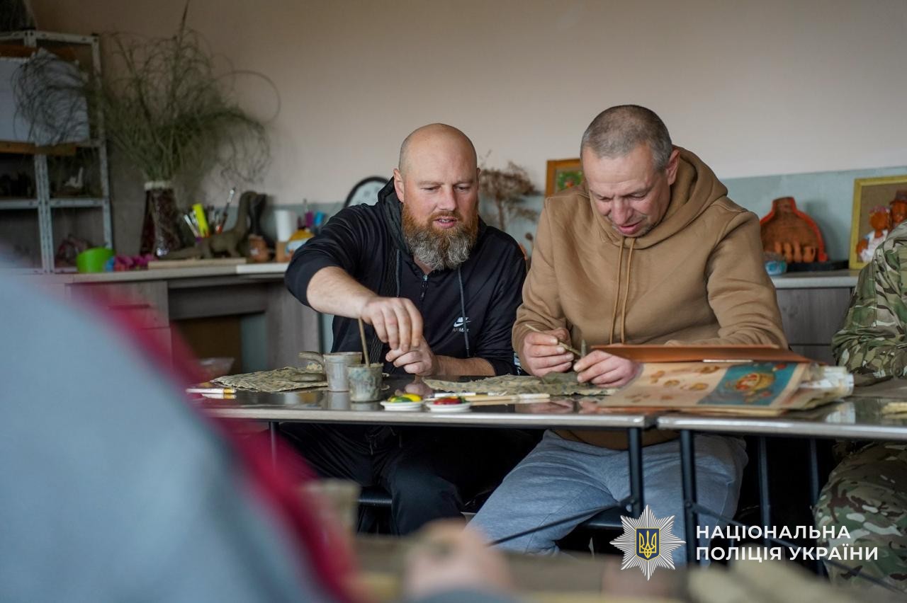 чоловіки, стіл