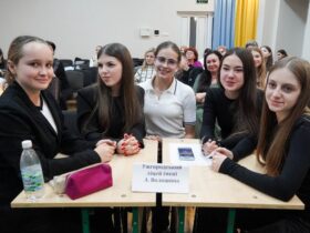 дівчата, стіл