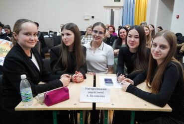 дівчата, стіл