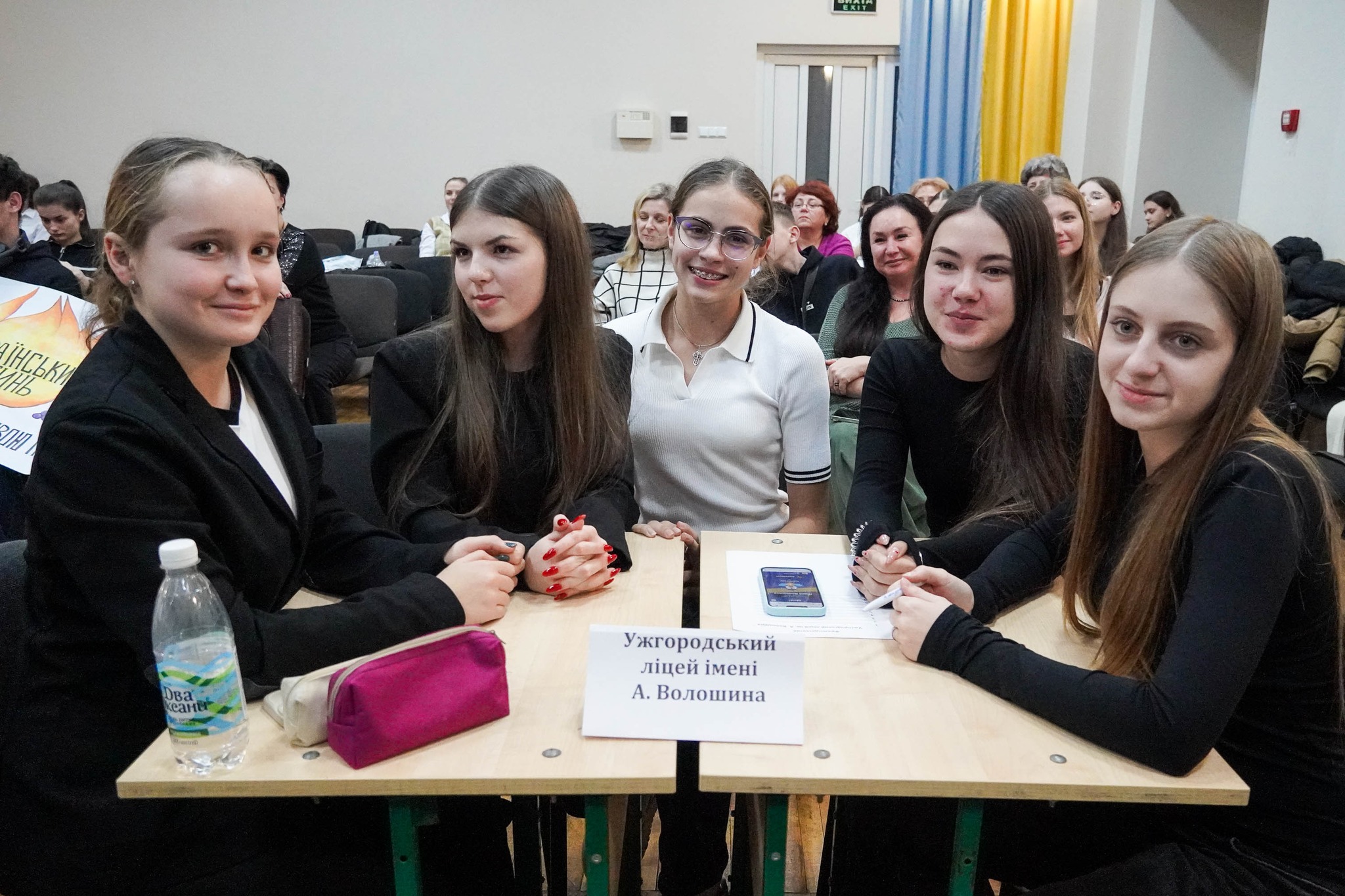 дівчата, стіл