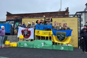 люди, п'єдестал