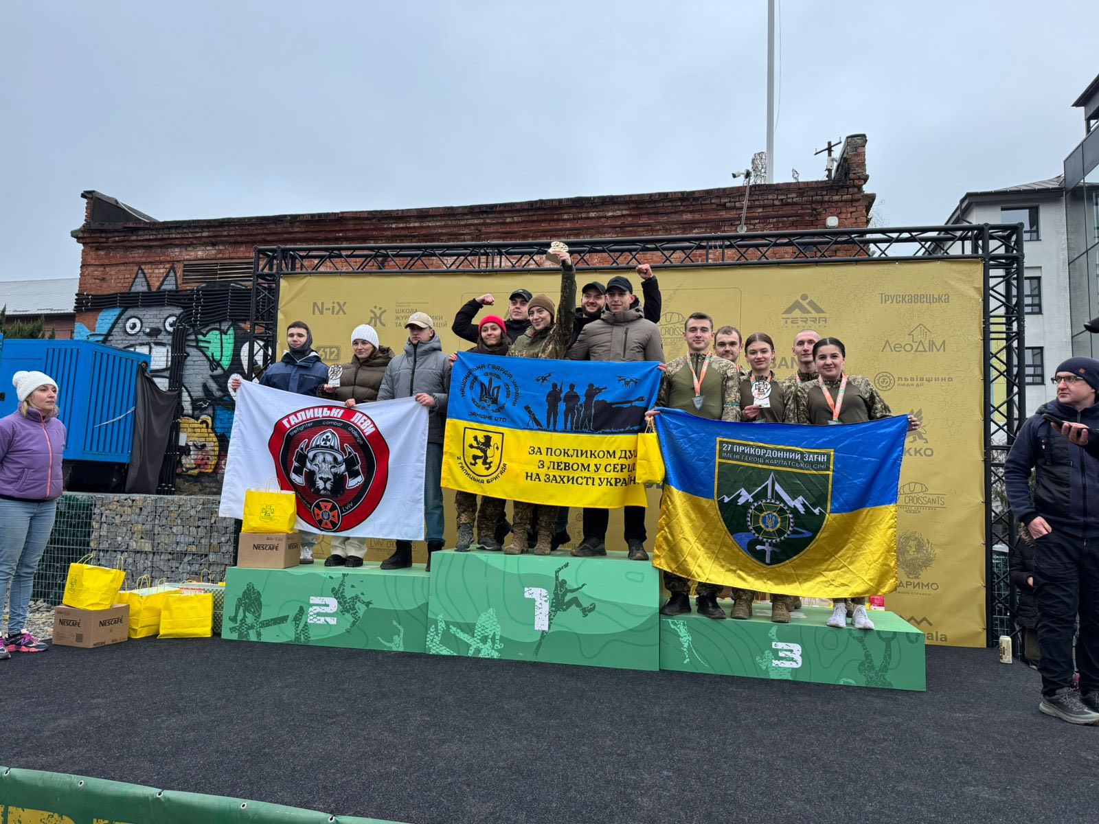 люди, п'єдестал