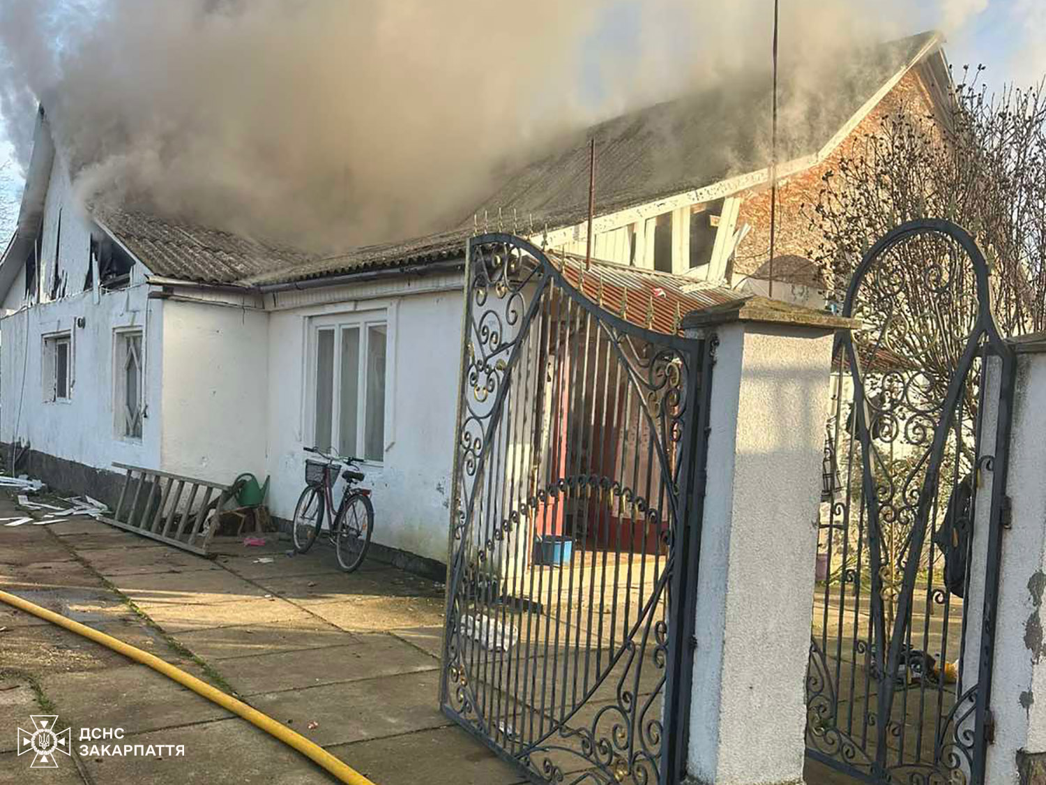 будинок, дим