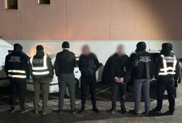 чоловіки, арешт