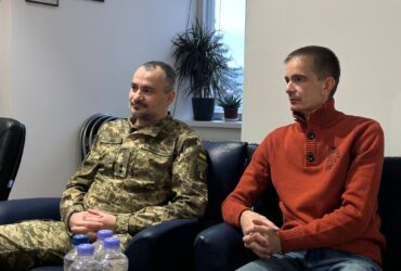 чоловіки, рослина, вікно