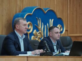 чоловіки, трибуна