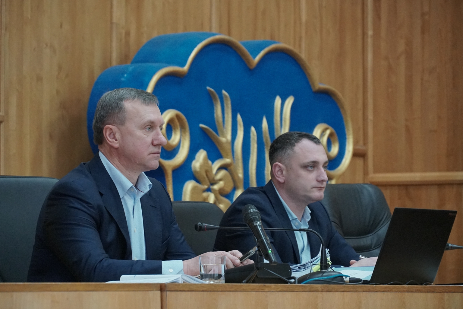 чоловіки, трибуна